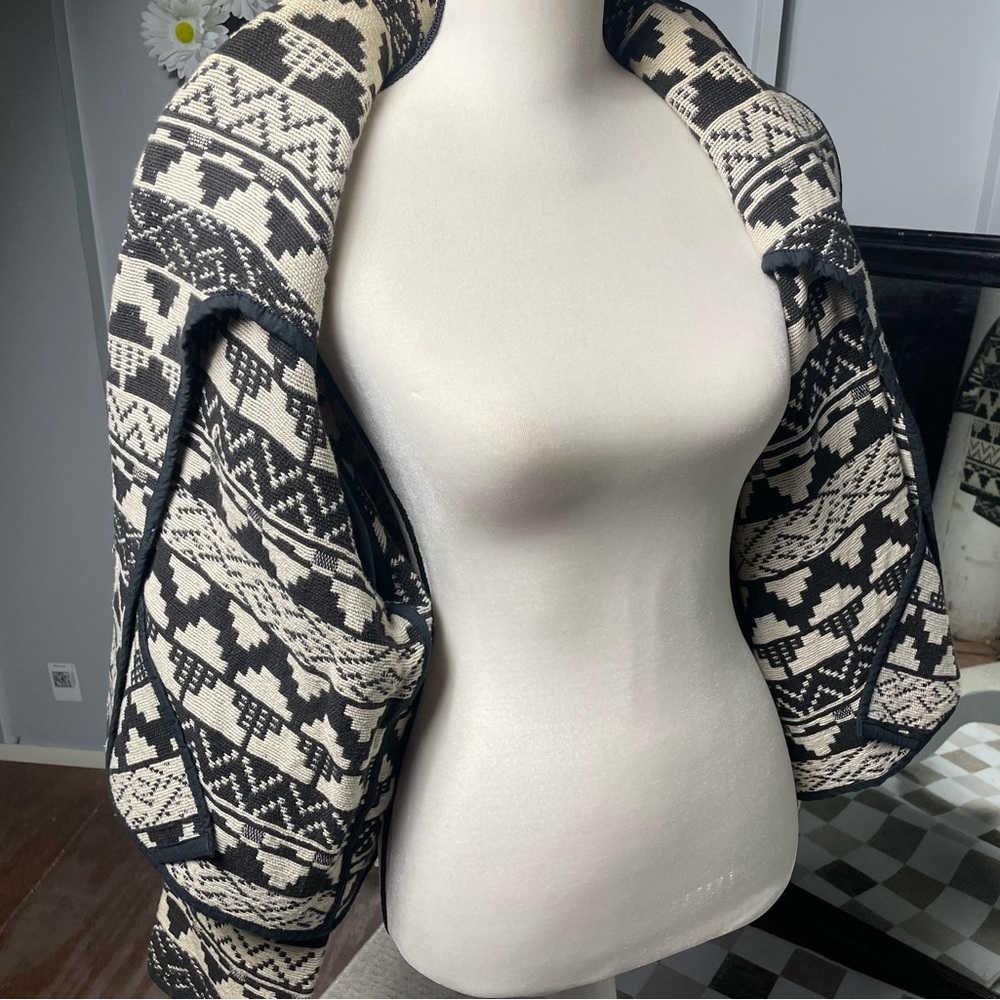Black And Cream Patterned Jacket - image 4
